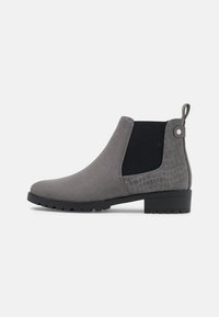 Stivale alla caviglia in suede grigio con pannello laterale elastico nero, tacco testurizzato, tab di impermeabilità e suola a blocco bassa.