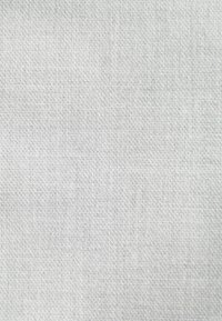 Tissu gris clair texturé avec un motif tissé, présentant une finition douce et lisse ainsi qu'une coloration uniforme partout. Adapté à diverses applications.