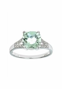 Anello d'argento con una grande pietra verde taglio cuscino, accentuato da piccole pietre trasparenti sulla fascia per un ulteriore dettaglio. Contrassegnato "375 DIA."