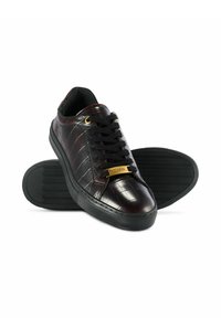 Czarne i burgundowe sneakersy wykonane z fakturowanej sztucznej skóry z wzorem krokodyla, złoty akcent na języku i czarna gumowa podeszwa.