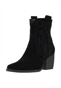 Botines de ante negro con puntera afilada, patrones de costura elevados y un tacón grueso. Incluyen lengüetas en la parte superior para ponerlos y quitarlos con facilidad.
