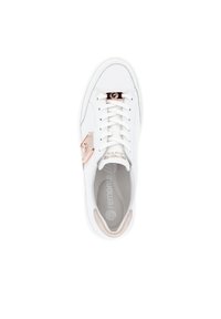 Hvide sneakers med en glat læderoverdel, metalliske rosaguld accenter på snørebåndene og en blød beige suede hælflap.