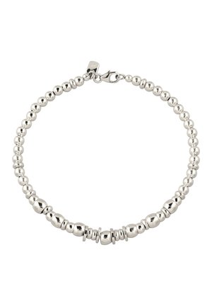 Silbernes Perlenarmband mit polierten runden und scheibenförmigen Perlen, mit einem Karabinerverschluss und einem kleinen Anhänger in der Nähe des Verschlusses.