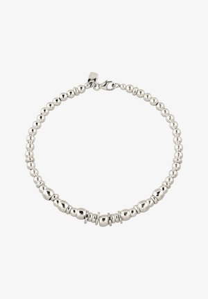 Silbernes Perlenarmband mit polierten runden und scheibenförmigen Perlen, mit einem Karabinerverschluss und einem kleinen Anhänger in der Nähe des Verschlusses.