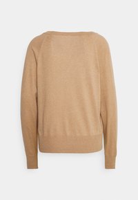 Pull beige à col rond et manches longues avec poignets et ourlet côtelés, vu de dos sur un fond blanc.