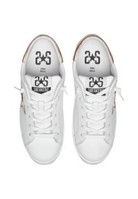 Sneaker in pelle bianca con un accento in oro rosa sul tallone, dotate di lacci piatti, un design semplice e suole interne con marchio.