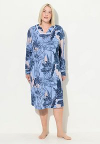 Camicia da notte a maniche lunghe in tessuto azzurro chiaro con motivi floreali blu scuro, scollatura a V con bordino bianco e vestibilità morbida, lunghezza al ginocchio.