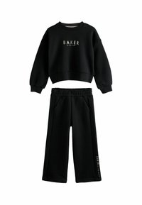 Sort pullover sweatshirt med rund hals og faldne skuldre, parret med matchende vide benbukser. Har et "BAKER" logo i guld på begge dele.