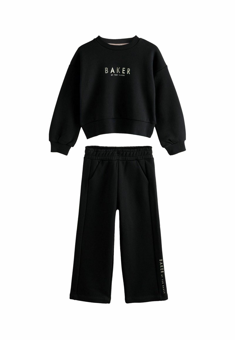 Sort pullover sweatshirt med rund hals og faldne skuldre, parret med matchende vide benbukser. Har et "BAKER" logo i guld på begge dele.