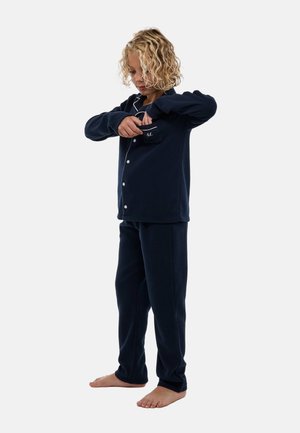 Ensemble de pyjama bleu marine, fabriqué en tissu doux, comprenant un haut boutonné avec une poche poitrine et un pantalon assorti. Sans motifs ni ornements.