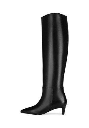 Schwarze kniehohe Stiefel aus glattem Leder mit spitzer Zehenpartie und niedrigem, zulaufendem Absatz. Schlichtes Design ohne sichtbare Muster oder Beschläge.