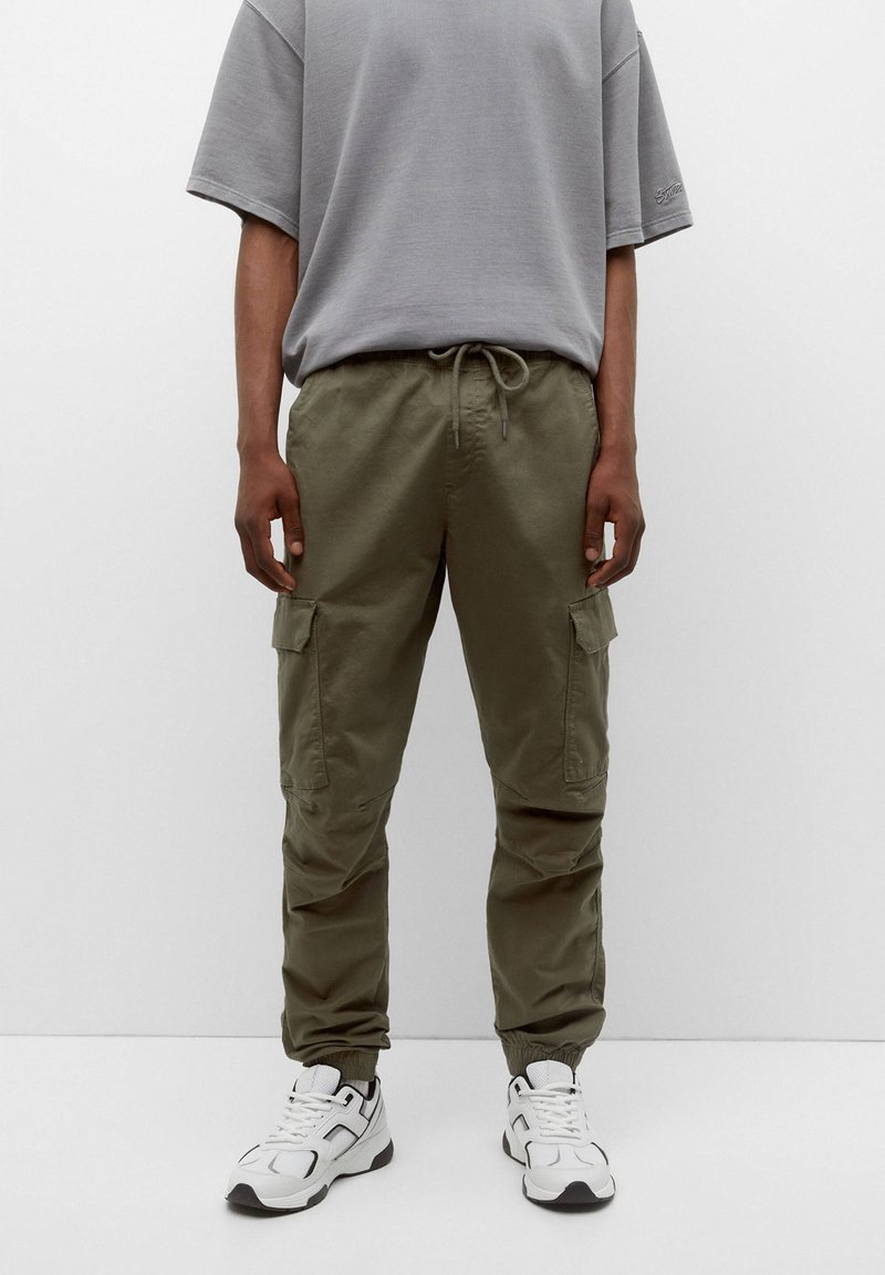 PULL&BEAR BASIC JOGGERS Cargohose khaki Zalando.de