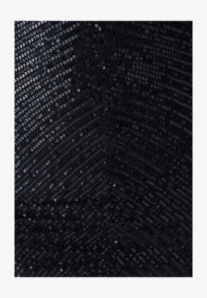 Juodas blizgus audinys su zigzagų raštu, kuriame yra arti viena kitos esančių lygių apvalių blizgučių, sukuriančių tekstūruotą, blizgantį paviršių.