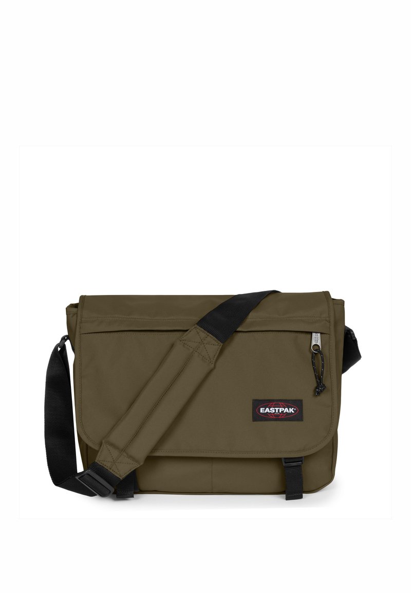 Olive zelená messenger taška vyrobená z odolné tkaniny, s klopovým uzávěrem, nastavitelným černým popruhem na rameno a přední zipovou kapsou.