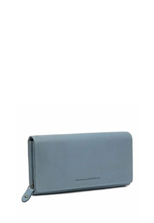 Cartera azul de cuero con cremallera alrededor y la inscripción "The Chesterfield Brand" en relieve en el frontal, mostrada cerrada sobre un fondo blanco.