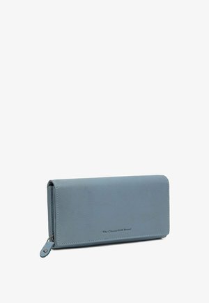 Cartera azul de cuero con cremallera alrededor y la inscripción "The Chesterfield Brand" en relieve en el frontal, mostrada cerrada sobre un fondo blanco.