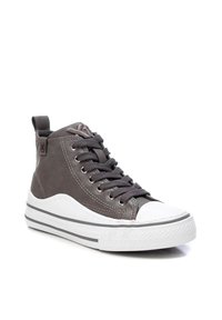 Zapatillas altas grises con tejido texturizado, punta de goma blanca, cordones grises y suela media a rayas. Cuenta con una lengüeta para facilitar su puesta.