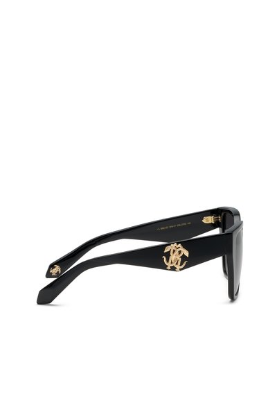 Lunettes de soleil rectangulaires noires avec des branches épaisses ornées d'un logo doré entrelacé de chaque côté, vues de profil sur fond blanc.