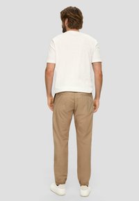 s.Oliver REGULAR FIT - Chino - sandstein
