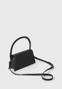 Borsa nera con un design strutturato, dotata di una maniglia superiore e una tracolla lunga e regolabile. Realizzata in materiale testurizzato con chiusura a patta.