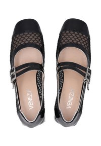 Černé boty ve stylu Mary Jane s průhlednou síťovinou, akcenty z lakované kůže, dvěma nastavitelnými popruhy a čtveratou špičkou. Obsahují dekorativní detaily s sponou.