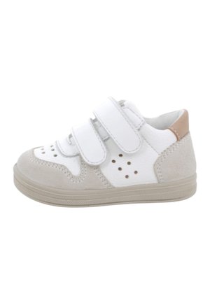 Scarpa per bambino piccolo bianca e beige con doppie strisce di Velcro, design laterale traforato e suola beige su sfondo bianco.