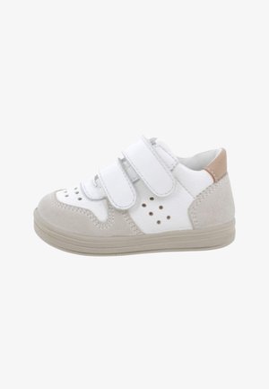 Scarpa per bambino piccolo bianca e beige con doppie strisce di Velcro, design laterale traforato e suola beige su sfondo bianco.