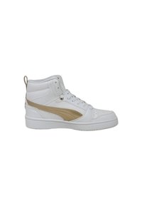 Sneakers alte bianche con una texture in pelle liscia, dettagli dorati, forature e un robusto sistema di allacciatura.