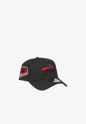 Schwarze Baseballkappe mit rotem und schwarzem Büffellogo auf der Vorderseite und einem 50-jährigen Jubiläumsaufnäher an der Seite, mit roten Details unter dem Schirm.