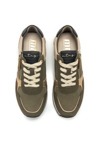 Grüne und beige Sneaker mit einem strukturierten Obermaterial, cremefarbigen Schnürsenkeln und einem seitlichen Reißverschluss, ausgestattet mit einem goldenen Logodetail auf der Zunge.