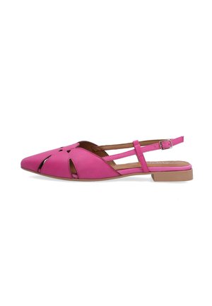 Lyserød slingback-sko med udskæringsdetaljer, spids tå og flad hæl. Fremstillet af syntetisk materiale med en glat overflade og justerbar rem.
