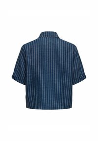 Chemise à manches courtes en tissu bleu foncé avec des rayures verticales blanches, dotée d'un col classique et d'une coupe décontractée et cropped.