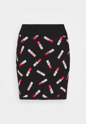 Zwarte rok met een patroon van rood, roze en wit lippenstiftillustraties verspreid over de stof.