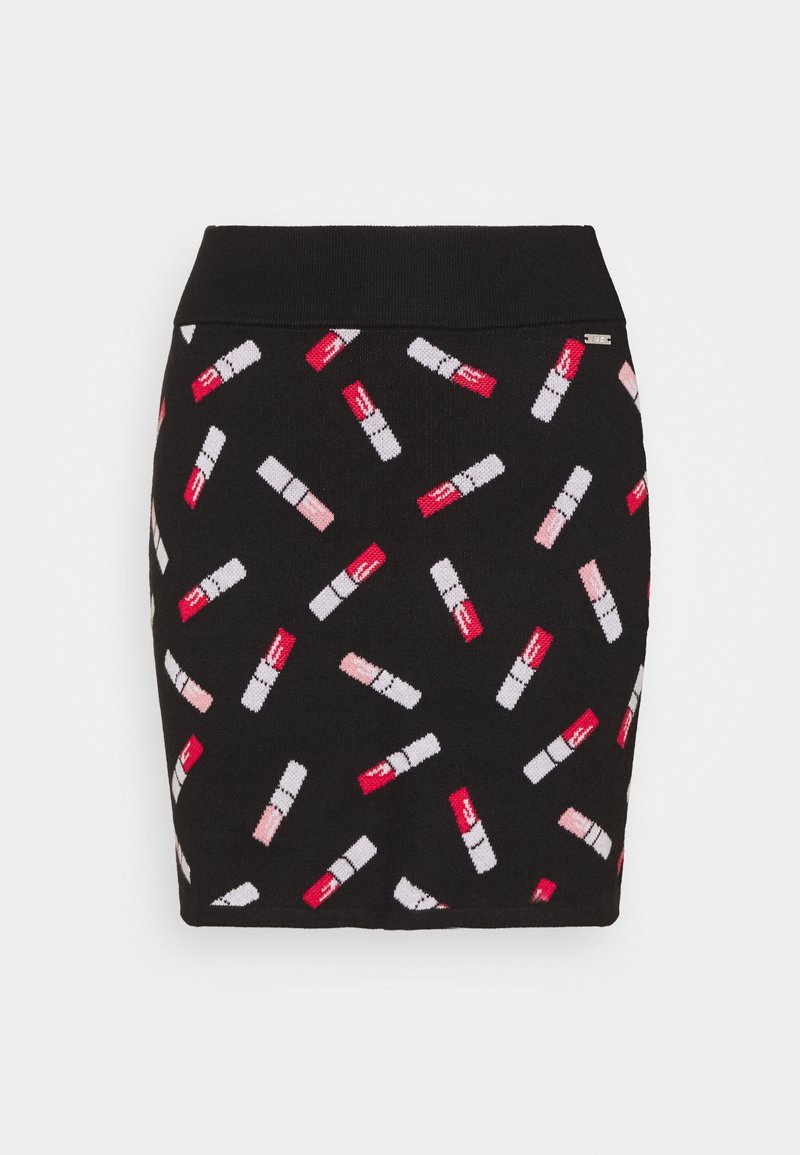 Jupe noire avec un motif d'illustrations de rouges à lèvres rouges, roses et blancs dispersées sur le tissu.