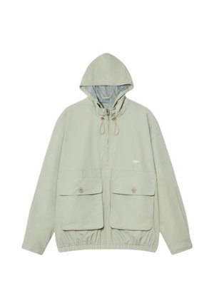 Giacca con cappuccio di colore grigio chiaro, con chiusura frontale a cerniera, coulisse regolabili, orlo elastico e due grandi tasche con patta e bottone.