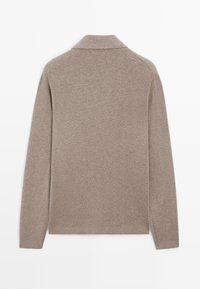 Beiger langärmeliger Pullover mit Kragen, gefertigt aus einem weichen, strukturierten Stoff. Verfügt über einen geraden Schnitt und leichte Seitenschlitze am Saum.