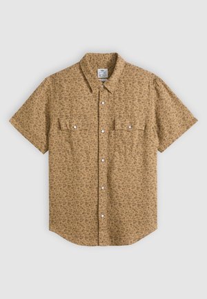 Camisa de manga corta color beige con botones, estampado floral pequeño oscuro y dos bolsillos delanteros con solapa y botones.