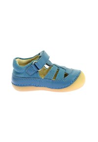 Børnesandal i blåt læder og stof, med en rem med spænde, åben design, rund tå og en lys tan-sål.