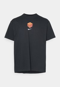 Camiseta de algodón negra con un diseño gráfico de un cubo de baloncesto naranja y un logo de Nike en blanco en el pecho. Mangas cortas.