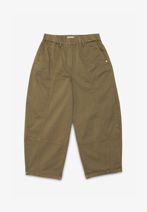 Kamizelki bawełniane w kolorze khaki z elastycznym paskiem w talii, bocznymi kieszeniami i przeszytymi detalami na panelach. Luźny krój z prostą nogawką.