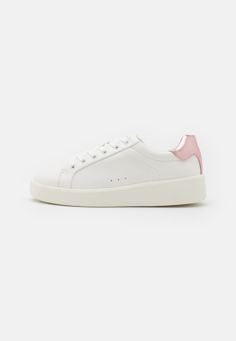 Weiße Sneaker mit einem Obermaterial aus glattem Leder, runder Zehenpartie und pinken metallischen Akzenten an der Ferse. Mit weißen Schnürsenkeln und einer dicken Sohle ausgestattet.