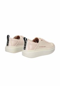 Rosa patentierte Ledersneaker mit weißen Sohlen, versehen mit schwarzem Branding an der Ferse und einem Schnürdesign mit passenden Ösen.