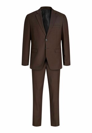 Traje marrón hecho de tela suave, que presenta una chaqueta de un solo botón con solapas de muesca y pantalones con frente plano, ambos ajustados para un look entallado.