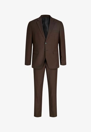 Costume marron en tissu lisse, avec une veste à un bouton et revers crantés, accompagnée de pantalons à plis plats, tous deux ajustés pour une silhouette cintrée.