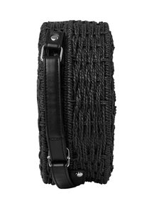 Borsa rotonda nera realizzata in materiale tessuto testurizzato, con una tracolla in pelle nera e dettagli in metallo.