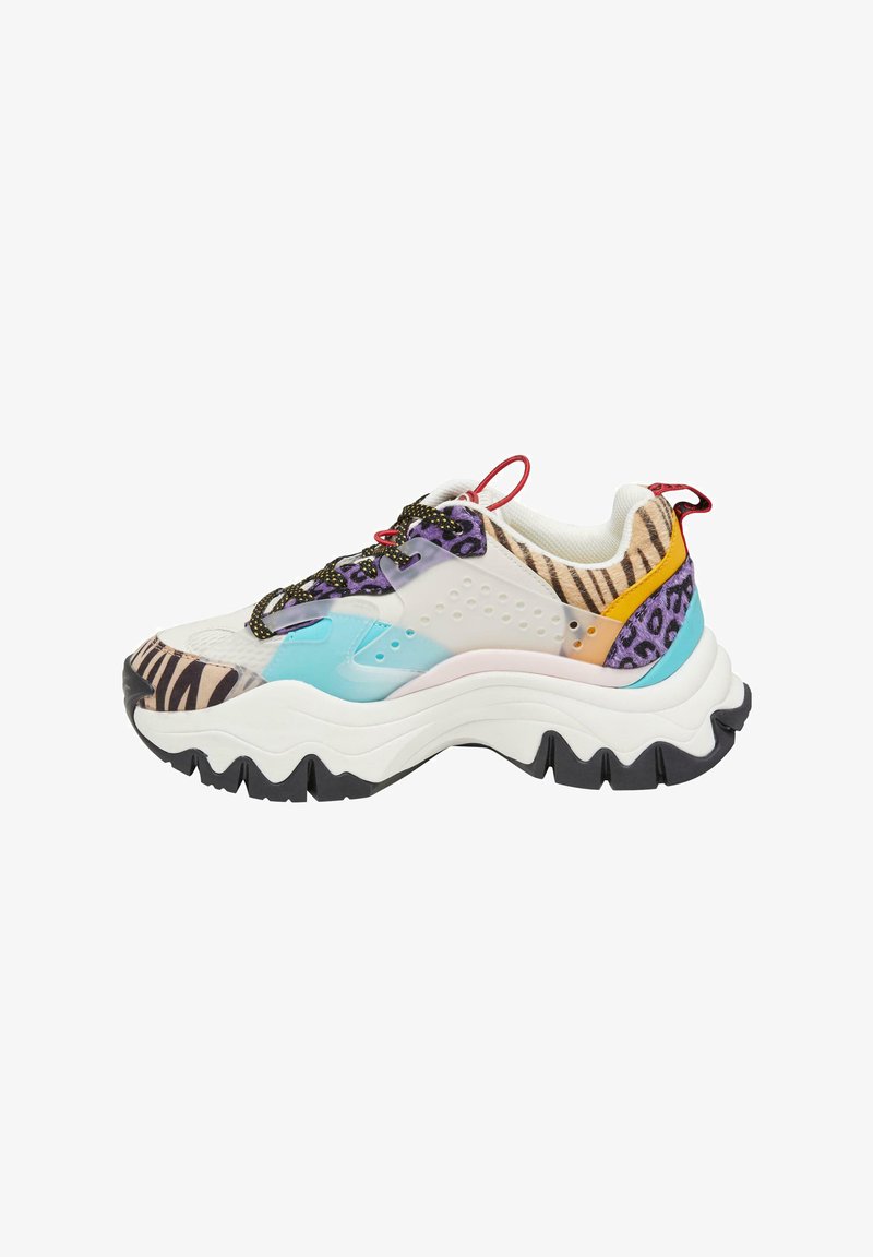 Masivne superge z mešanico živalskih vzorcev, modrimi in rumenimi akcenti, teksturiranimi materiali, črnim gumijastim podplatom in značilnim dizajnom vezalk.