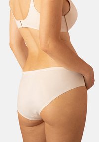Nude seamless bielizna wykonana z gładkiego, miękkiego materiału. Wysoki stan, minimalne krycie i czysty detal w pasie.