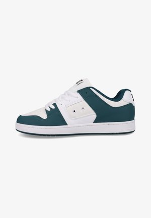 Witte en teal sportieve schoen met een glad leren bovenwerk, vetersluiting en geperforeerde neus. Bevat twee kleine decoratieve zijgaten.