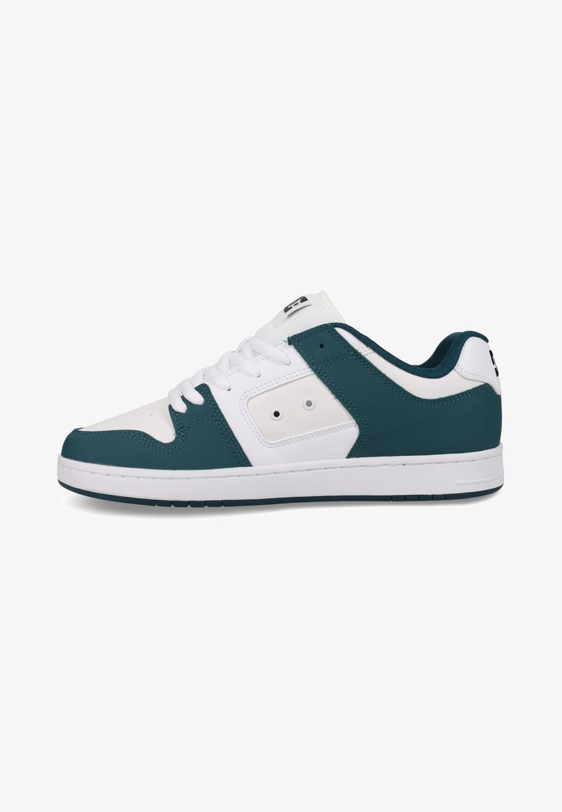Adidaș alb și teal cu un superior din piele netedă, închidere cu șireturi și cutie de degete perforată. Dispune de două mici orificii decorative laterale.