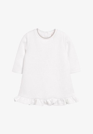 Vestido blanco de manga larga para bebé con un sutil patrón texturizado, cuello redondo con borde plateado y dobladillo fruncido en la parte inferior.